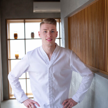 Foto von Luis Hendricks, Küchenchef im Restaurant PIETSCH in Wernigerode, jüngster Zwei-Sternekoch Deutschlands