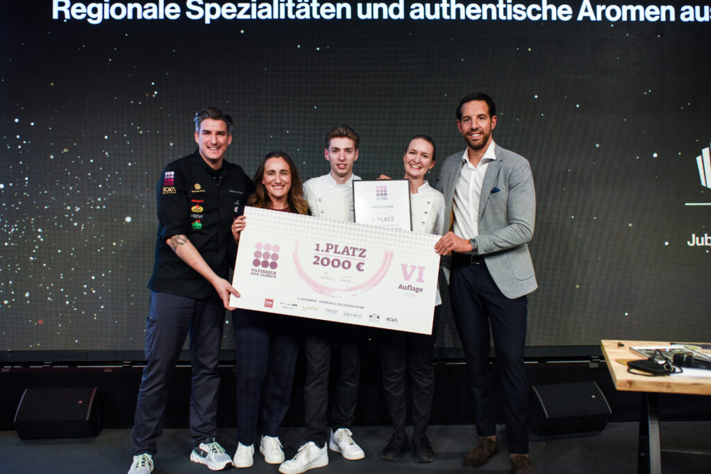 Julia Orschiedt und Luis Hendricks nehmen die Urkunde zum Patissier des Jahres 2025 entgegen 