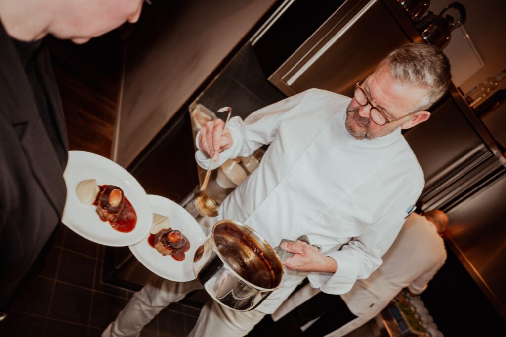 Sternekoch Thomas Martin serviert einen seiner Gänge im Rahmen des Four Hands Dinners mit Robin Pietsch in Wernigerode