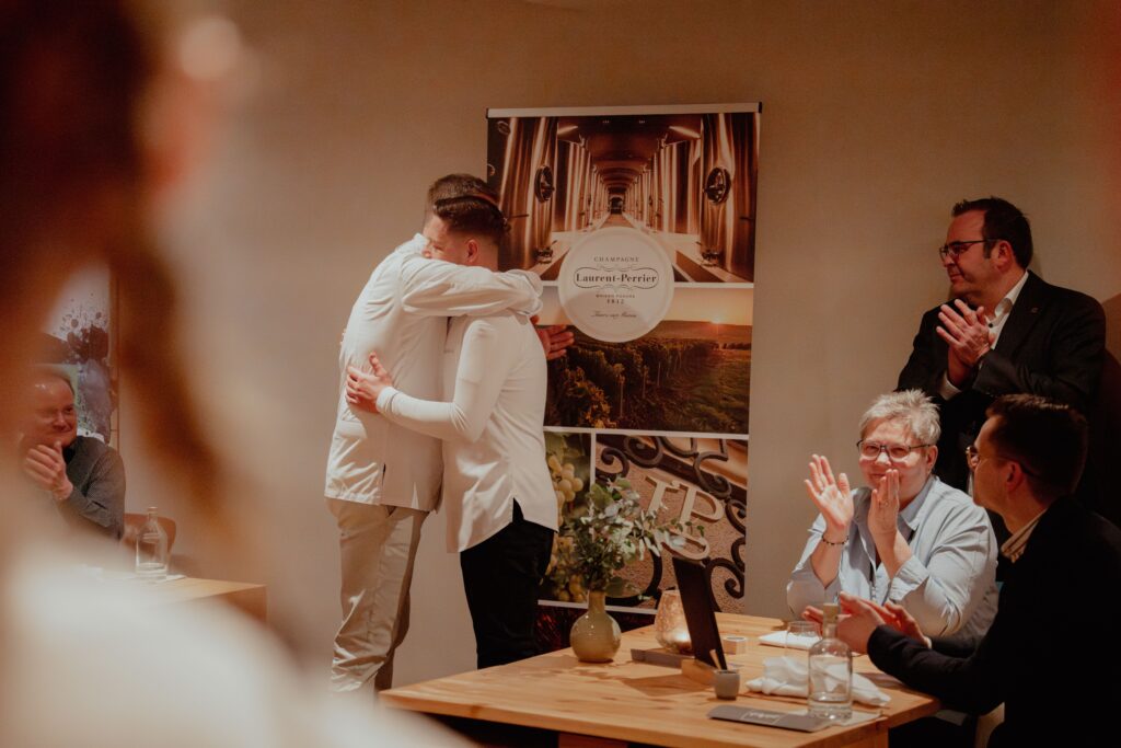 Sternekoch Robin Pietsch und Thomas Martin umarmen sich im Restaurant ZeitWerk in Wernigerode nach ihrem gemeinsamen Four Hands Dinner